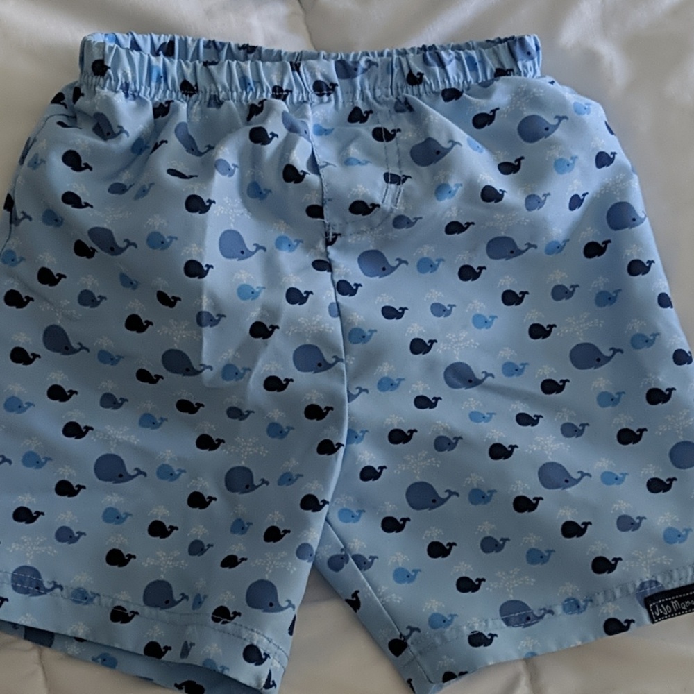 Swim shorts and sun hat